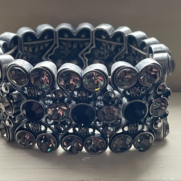 Vintage Look Wide Black, Gun Metal Chunky Hinged Bracelet - Picture 3 of 7